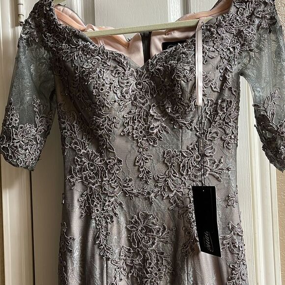 La FEMME Evening Gown Applique Detail Prom Evening Bridal renaissance NWT - Picture 4 of 11